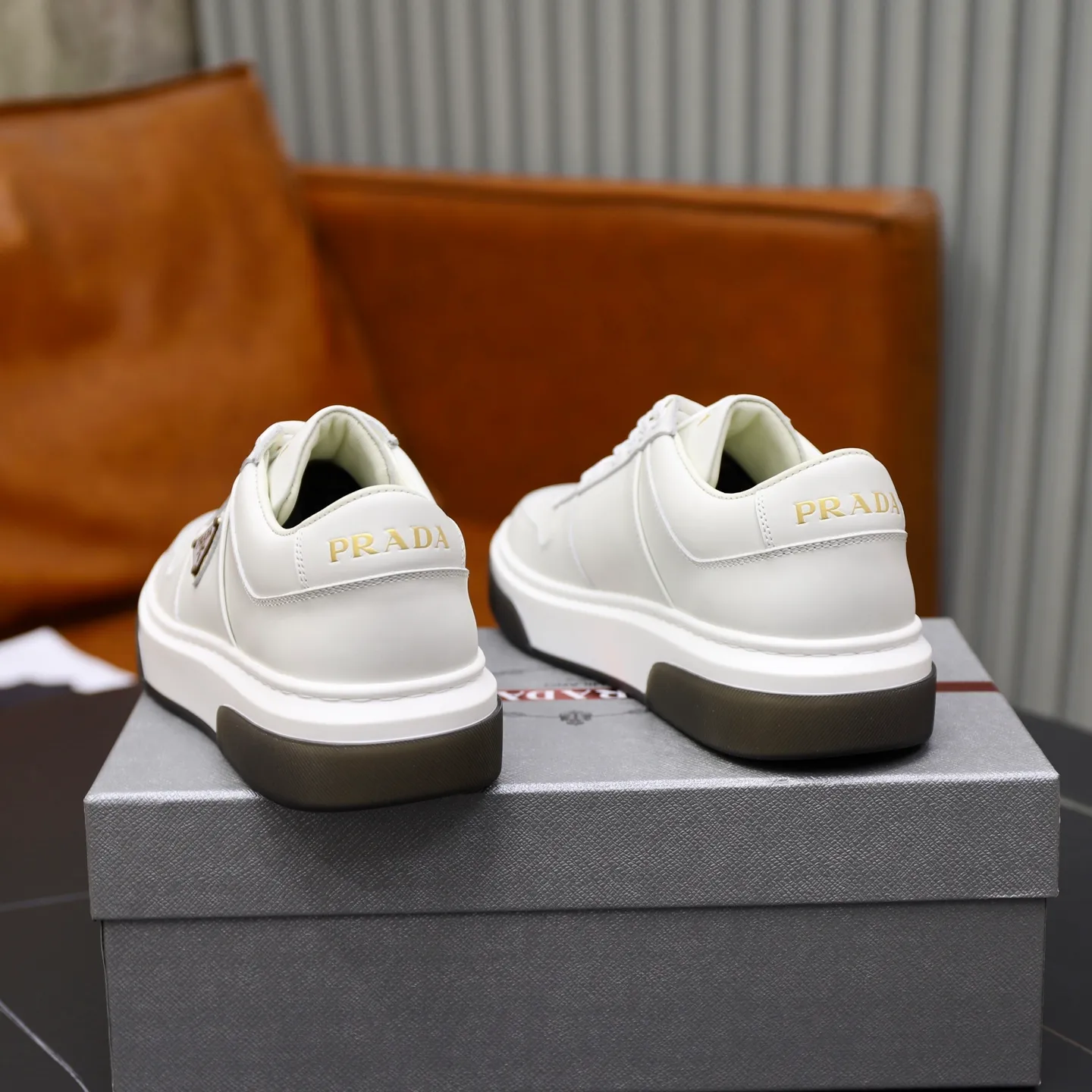 Factory price: 720💰Top original order Brand: PRADA (Prada) Standard code: Men's size 38/44 (45 can be customized) Grade: Same as the official website Material: Original cowhide stitching imported cowhide lining Original combination two-color wear-resistant soft outsole Style category: Leisure and sports version Young fashion European and American trend British style Color: Actual picture color